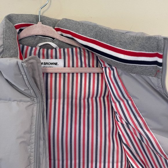 MEDIUM GREY RIPSTOP DOWNFILLED SLEEVELESS 4-BAR VEST 7/8Y - Picture 9 of 9